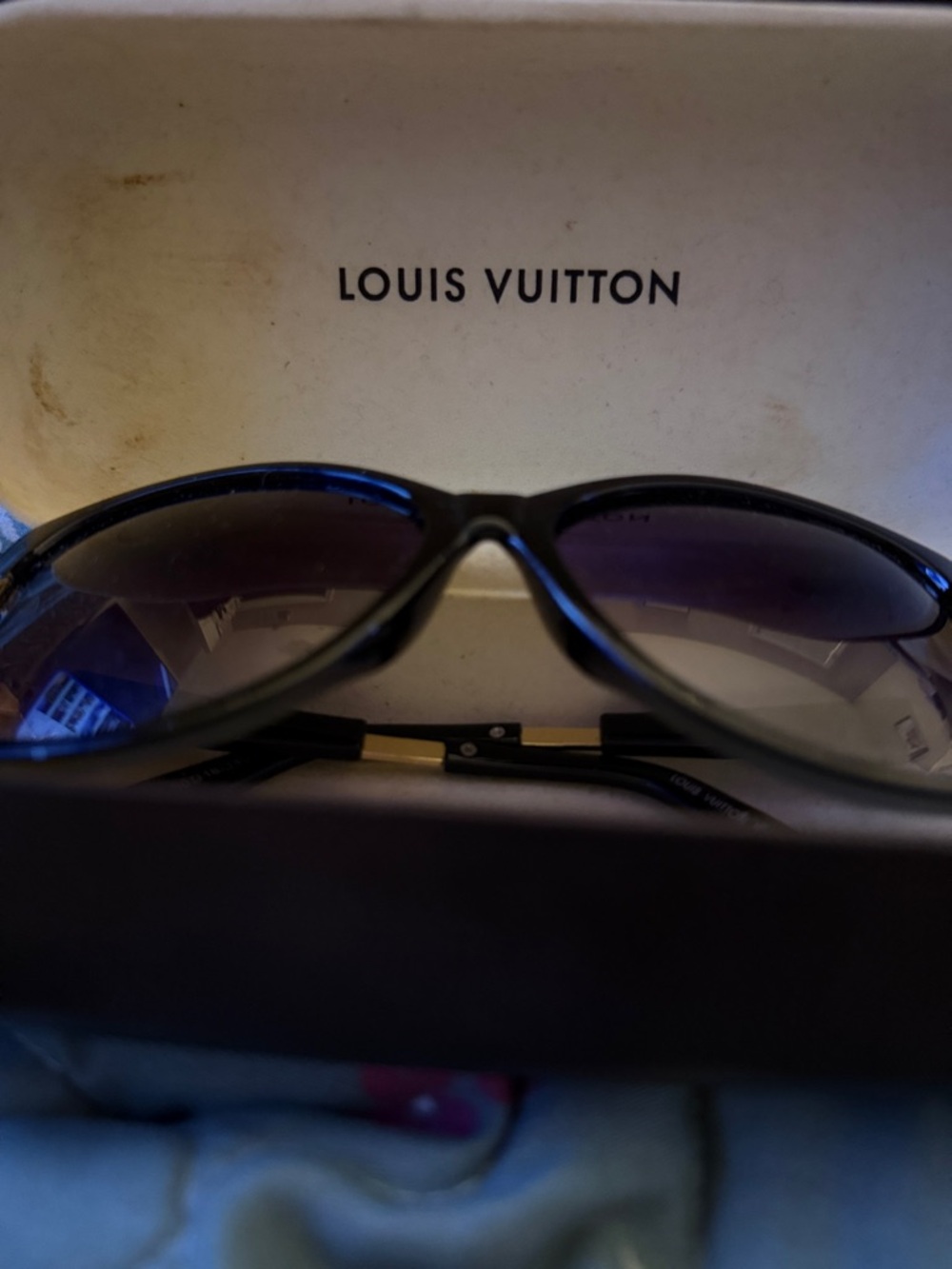 Louis Vuitton Black and Gold Designer Women's Sunglasses - Picture 5 of 7